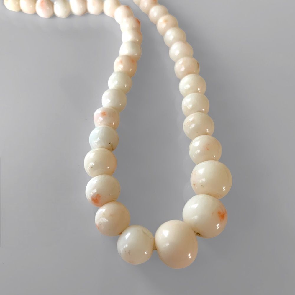 Vintage White Coral Angel Skin Graduated Bead Necklace - Picture 3 of 8